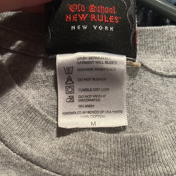 This shirt is a vintage tee, it has a small stain that should be easy to get out - Picture 3 of 4